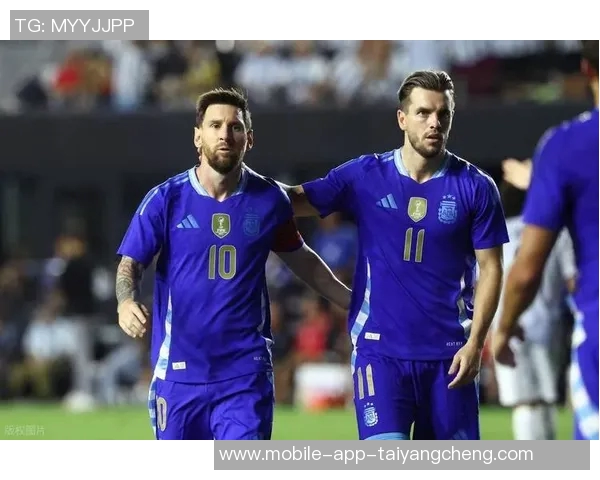 波多黎各歌手洋基老爹亲临阿根廷训练营与梅西等球员亲密合影 波多黎各歌手洋基老爹亲临阿根廷训练营与梅西等球员亲密合影