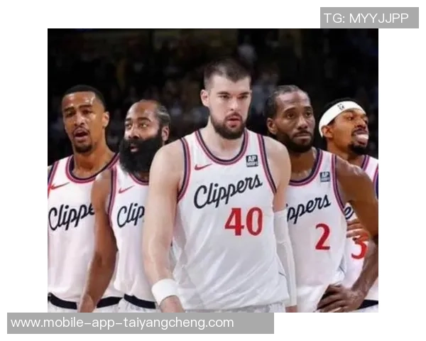 鲍威尔半场表现惊艳12投6中轻松砍下18分助球队争夺胜利