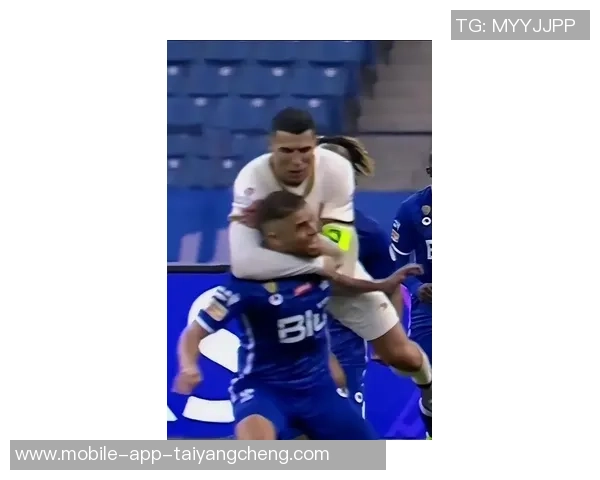 C罗禁区内遭铲倒裁判判越位在先未判点球引发争议